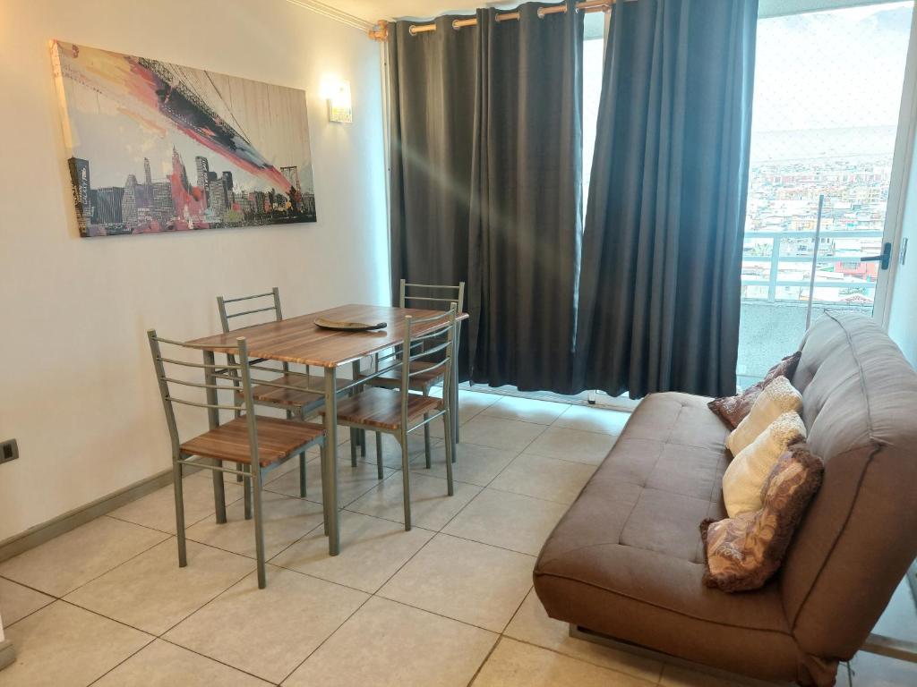 uma sala de estar com uma mesa e um sofá em MATIZ CAVANCHA em Iquique