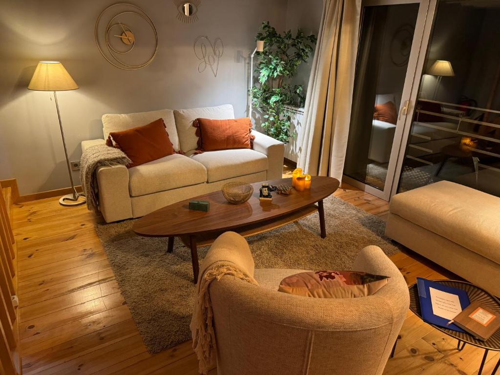 een woonkamer met een bank en een tafel bij Casa Yuki in Anceriz
