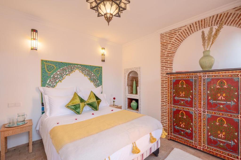 Postel nebo postele na pokoji v ubytování Riad Dar Azal