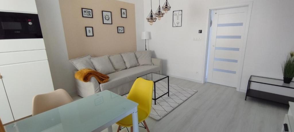 uma sala de estar com um sofá e uma mesa em New apartman Sali em Galanta