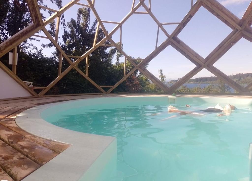 בריכת השחייה שנמצאת ב-Antuquelen Lodge Cabañas או באזור
