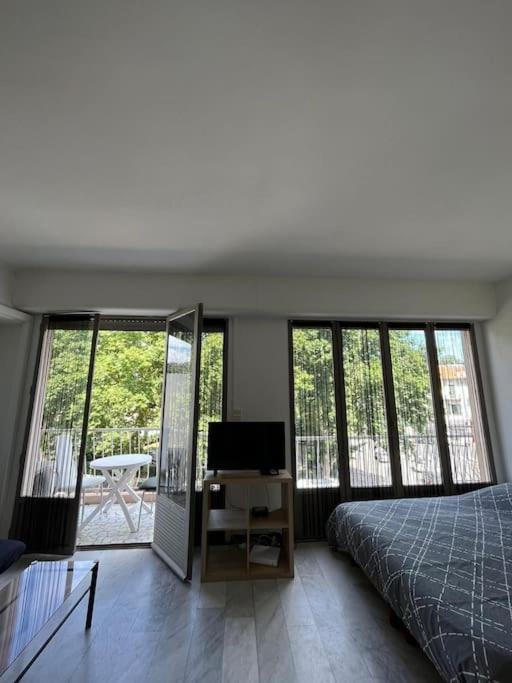 une chambre avec un lit et un bureau avec une télévision dans l'établissement Grand studio Nice centre, à Nice