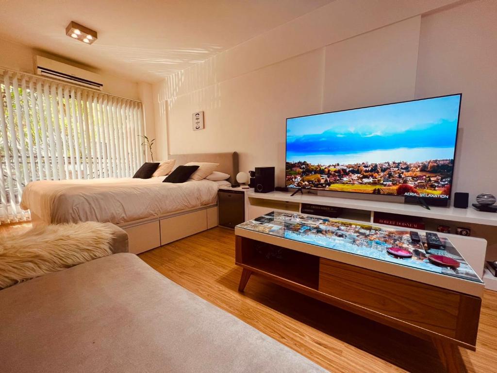 uma sala de estar com uma grande televisão de ecrã plano em Palermo Studio AROZ2323-1A em Buenos Aires
