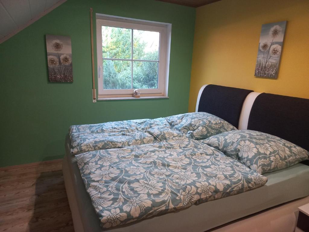 een bed in een kamer met een raam bij KiKo in Amoltern