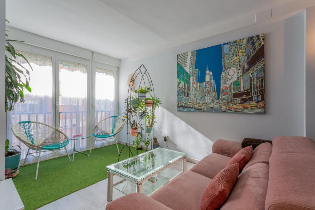 sala de estar con sofá y mesa de cristal en Céntrico apartamento Templo Quevedo Gran parking gratis, en Granada