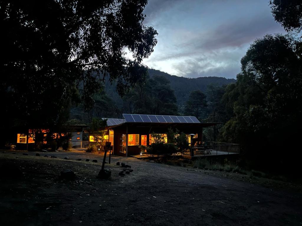 una casa con un pannello solare sul lato di Base Camp Tasmania a New Norfolk