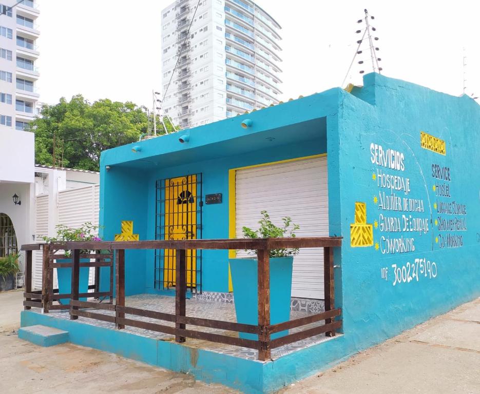 Casa de Playa في سانتا مارتا: مبنى ازرق عليه لافته