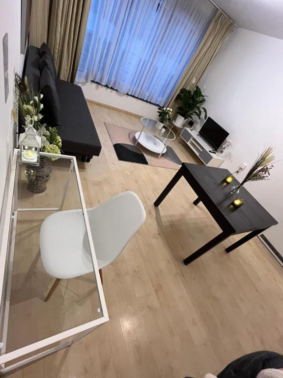 salon z białym krzesłem i stołem w obiekcie 5ensational appartement - Centre w Brukseli