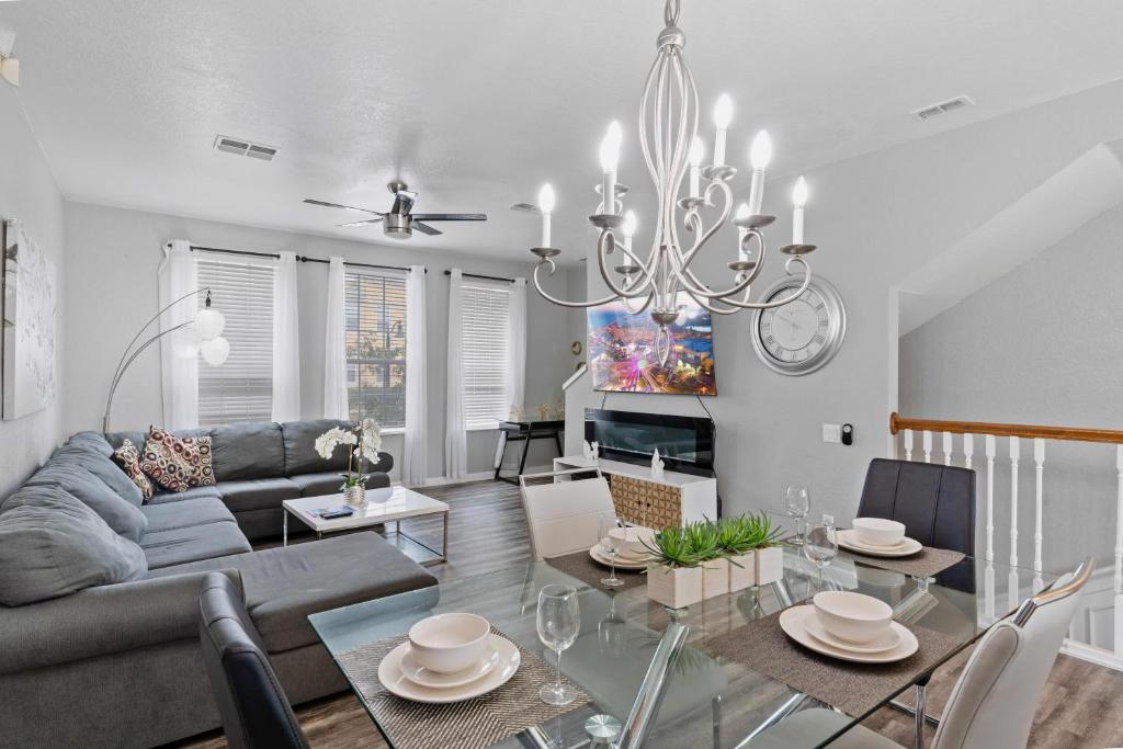 Χώρος καθιστικού στο 5038 Tideview Circle 20