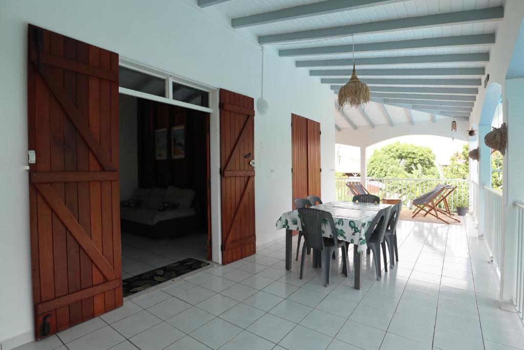 Balkón nebo terasa v ubytování Ti-Coco Lodge - Calme Spacieux Vue Nature Proche Commerces Plages