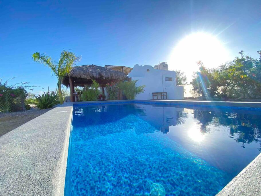 una piscina frente a una casa en Casa De Descanso KAYKA, en La Ventana