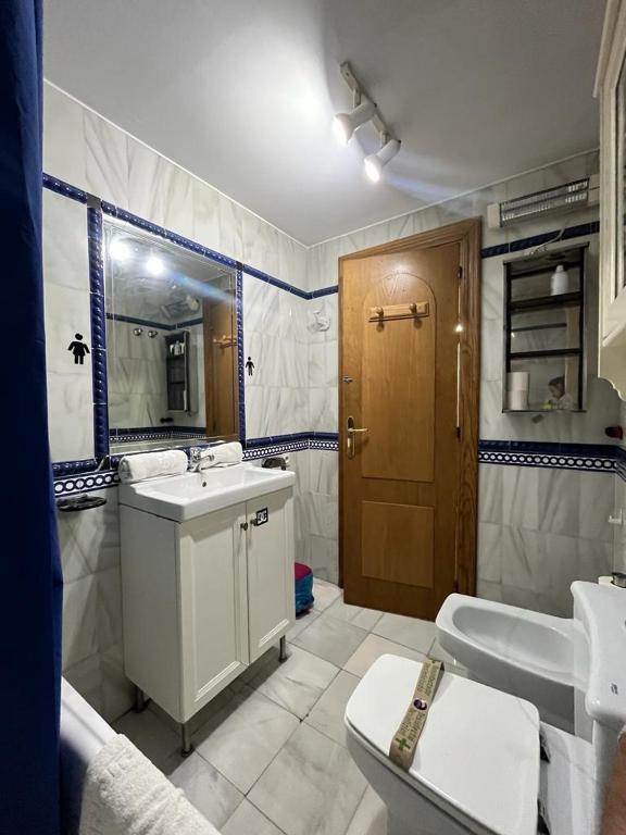 Kúpeľňa v ubytovaní MULEYHACEN CON VISTAS Y GARAJE