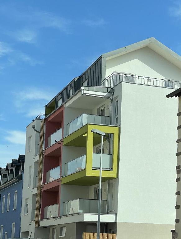 un immeuble d'appartements avec un balcon jaune dans l'établissement chez Paul WILMOUTH, à Strasbourg