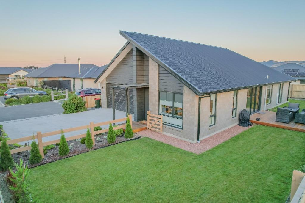 ein Haus mit einem Zaun und einem Hof in der Unterkunft Quiet & Warm House Parking Sleeps 7, 19 mins from CHC airport in Prebbleton