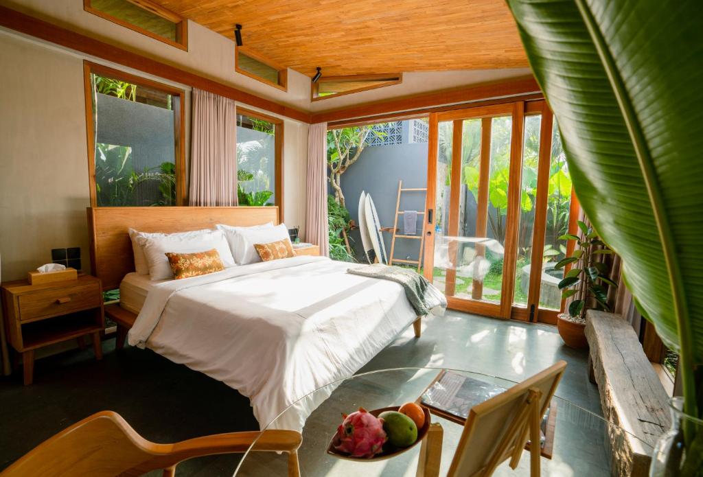 um quarto com uma cama e uma mesa de vidro em The Surf Shack - Stylish New 1 BR Studio w/ plunge pool em Uluwatu