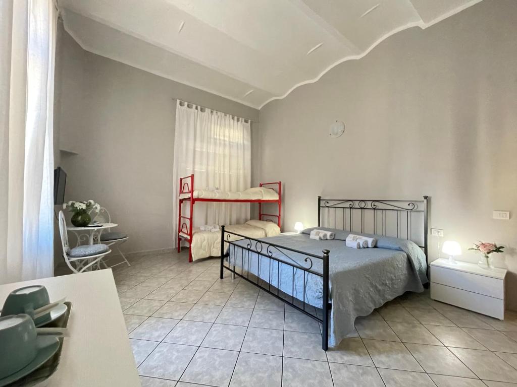 ein Schlafzimmer mit einem Bett und einem Stuhl in einem Zimmer in der Unterkunft Casa Per Ferie San Giovanni Bosco in La Spezia