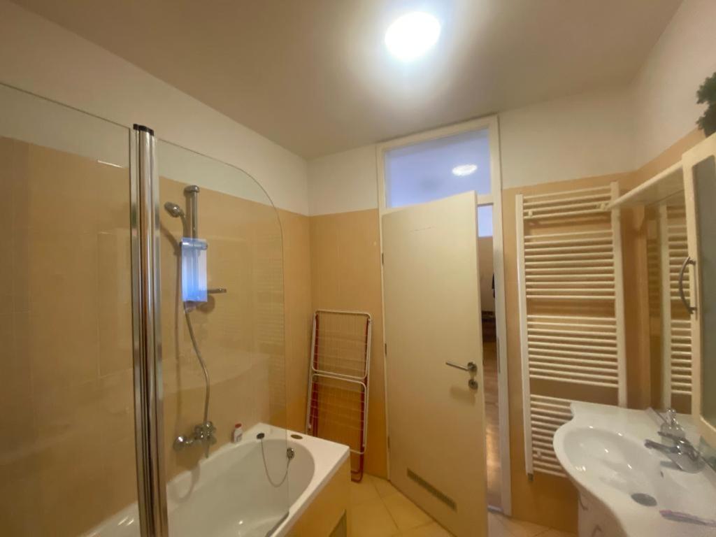 een badkamer met een douche, een bad en een wastafel bij Affordable apartments 9 in Zagreb