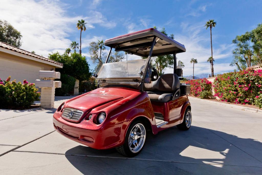 Fotografie z fotogalerie ubytování Spectacular condo with private golf privileges includes golf cart on Monterey Country Club !! v destinaci Palm Desert