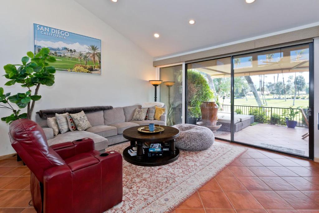 Posezení v ubytování Spectacular condo with private golf privileges includes golf cart on Monterey Country Club !!