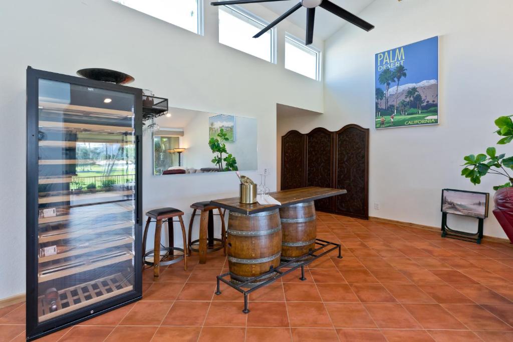 Fotografie z fotogalerie ubytování Spectacular condo with private golf privileges includes golf cart on Monterey Country Club !! v destinaci Palm Desert