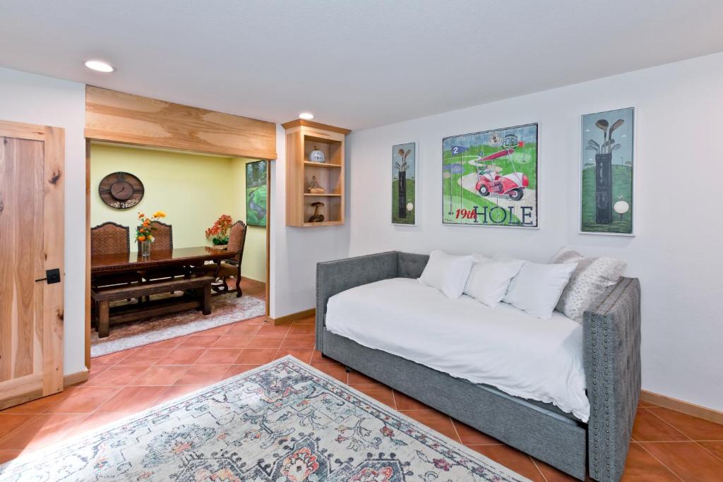 Spectacular condo with private golf privileges includes golf cart on