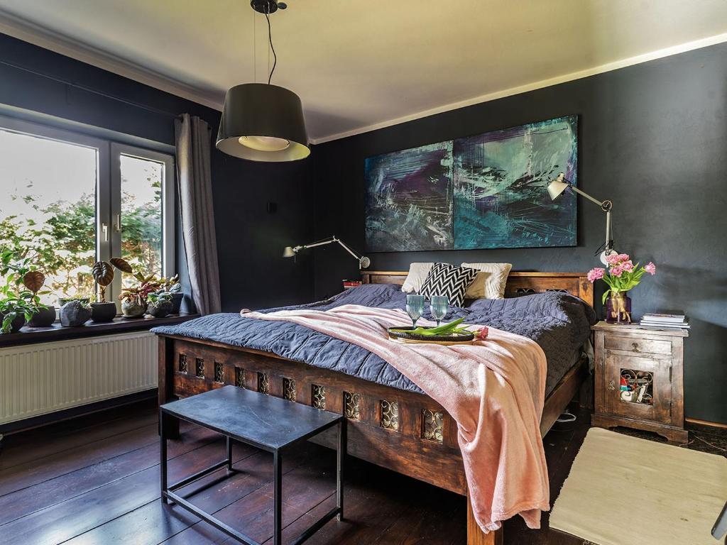 um quarto com uma cama grande e uma mesa em House of Art em Łomianki