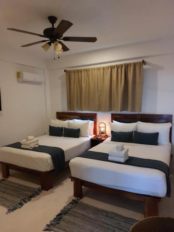 Postel nebo postele na pokoji v ubytování Noah Beach Hotel & Suites