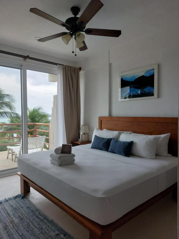 Postel nebo postele na pokoji v ubytování Noah Beach Hotel & Suites