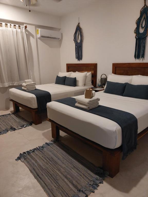 Postel nebo postele na pokoji v ubytování Noah Beach Hotel & Suites