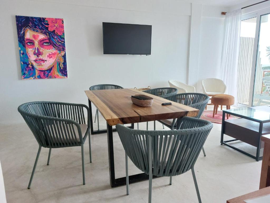 TV a/nebo společenská místnost v ubytování Noah Beach Hotel & Suites