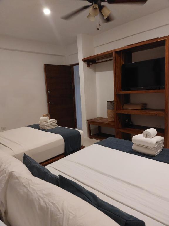 Postel nebo postele na pokoji v ubytování Noah Beach Hotel & Suites