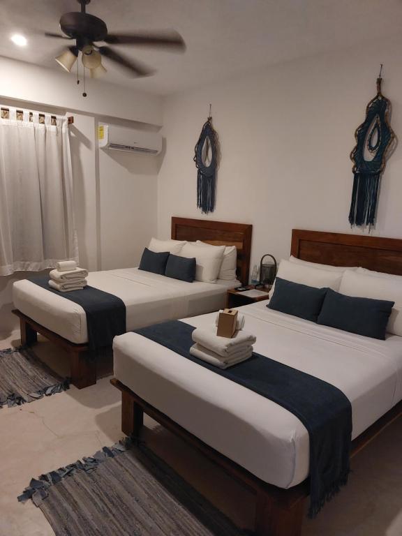Postel nebo postele na pokoji v ubytování Noah Beach Hotel & Suites