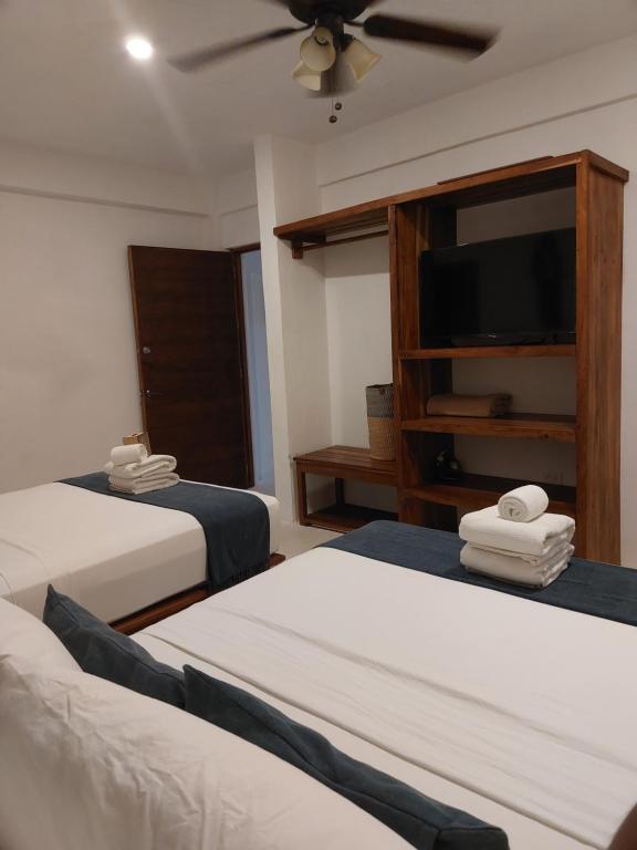 Postel nebo postele na pokoji v ubytování Noah Beach Hotel & Suites