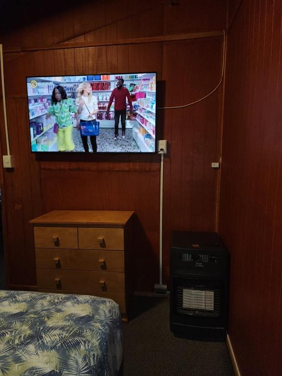 Televisyen dan/atau pusat hiburan di Hostal Capricho de Carlitos
