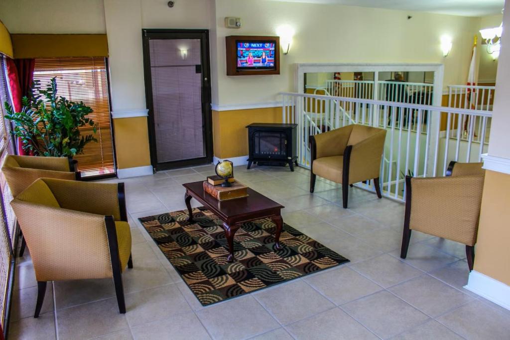 Гостиная зона в Fort Lauderdale Beach Resort by Vacatia