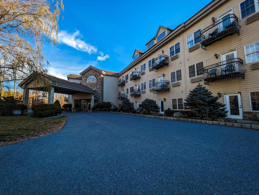 a driveway in front of a building at The Willowbrook Golf Hotel At Split Rock in Lake Harmony