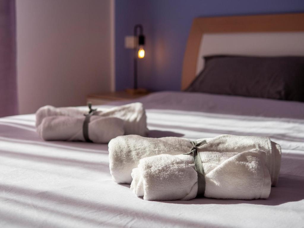 2 asciugamani su un letto in una camera di Bianco e Nero a Casale sul Sile
