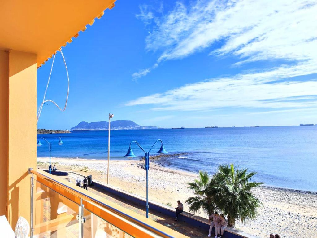 - Balcón con vistas a la playa en Getares Beach, en Algeciras