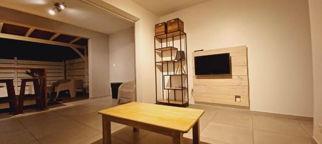 TV a/nebo společenská místnost v ubytování Appartement neuf a 150 metres de la mer wifi