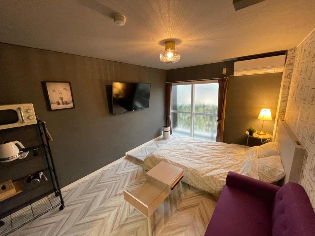 Habitación de hotel con cama y ventana en InnCocoSumu？ - Vacation STAY 02654v en Kirishima