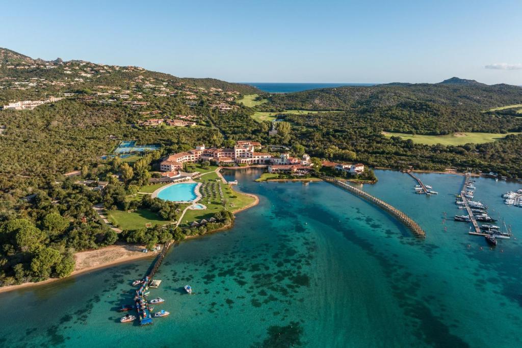 una vista aérea de un complejo sobre el agua en Hotel Cala di Volpe, a Luxury Collection Hotel, Costa Smeralda, en Porto Cervo