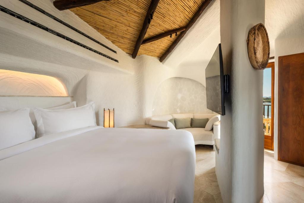 Superior King Room with Terrace and Partial Sea View