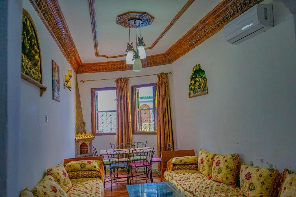 ein Wohnzimmer mit einem Sofa und einem Tisch in der Unterkunft Lala Zohra in Chefchaouen
