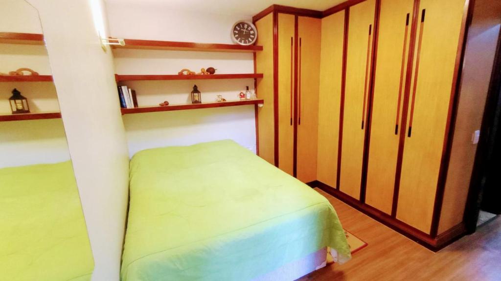 a bedroom with a bunk bed and shelves at Apartamento SQN 407 in Brasilia