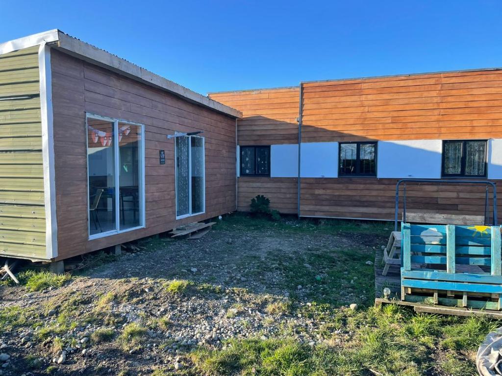 ein Haus auf einem Hügel mit einem Gebäude in der Unterkunft Patagonia Dream’s in Puerto Montt