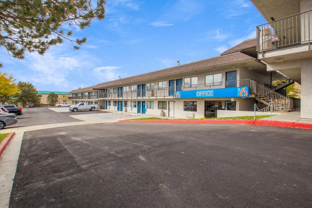 ein leerer Parkplatz vor einem Hotel in der Unterkunft Motel 6-Elko, NV in Elko