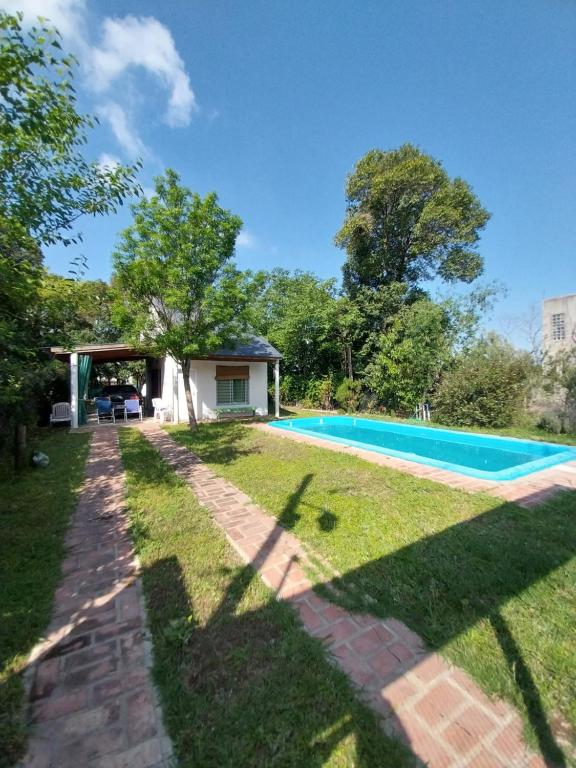 a house with a swimming pool in a yard at La caprichosa mirador del Rio in Arroyo Seco