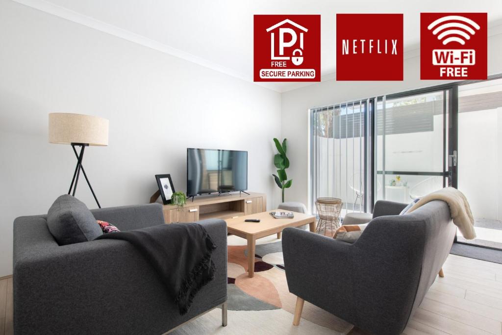 sala de estar con 2 sofás y TV en U6/560 Modern Trendy en Perth