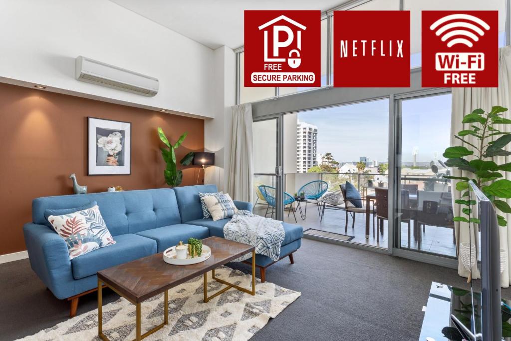 - un salon avec un canapé bleu et une table dans l'établissement U8/51 Bright 3 bd city, à Perth