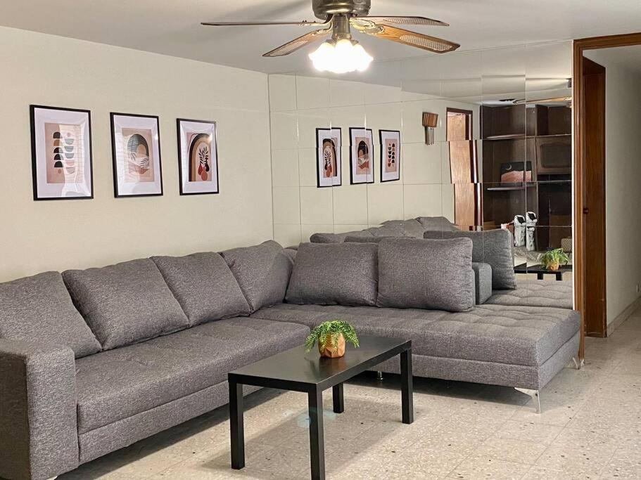 a living room with a couch and a table at Casa Tehuantepec, 5hab 4.5baños in Hermosillo